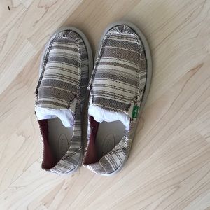 Super comfy + casual sandals in perfect condition